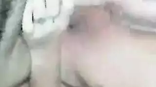 سمراء في فستان أحمر تتوسل لقضيبين أسودين كبيرين داخلها
