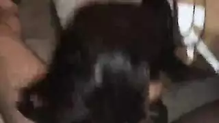 عاهرة شابة تلتهم قضيب بورنو نابض لرجل عجوز