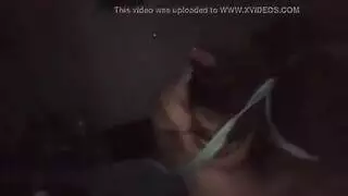 مراهقة معصوبة العينين تأخذ قضيبين في إيلاج مزدوج عنيف