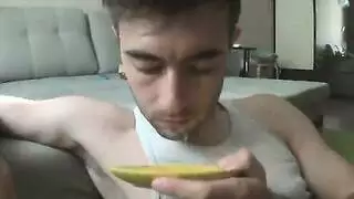 خيانة إباحية: مراهقة شقراء تأخذ عضوه بينما شركائهم في العمل