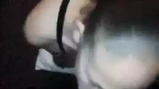 لاتكس ودانتيل: جلسة جنس عنيفة على شراشفها الوردية