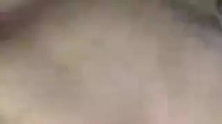 تداعب نفسها من استرشها الضيق