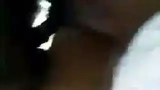 مشهد إباحي قوي في غرفة المعيشة: عاهرة سمراء وشباب متزوجون