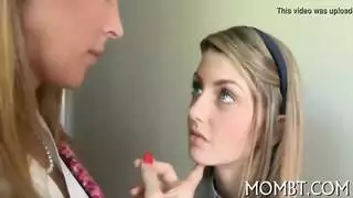 الام تساعد بنتها مع جوزها مصرى