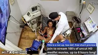 مشهد إباحي واقعي: الطبيب يجعل المراهقة تصرخ من هزات الجماع القوية بالهزاز