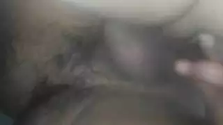 علاقة رباعية صريحة: مراهقة تمتلئ من قبل فحل مجهول ماهر