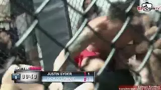 فتاة تركية مراهقة تتعرض لاختراق مزدوج في حلبة ملاكمة متعرقة