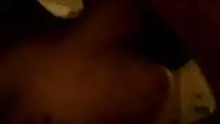 المراهقات العاهرات تجلب شاب تاكسي جذاب لحفلة جنس صريحة في السيارة