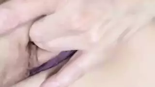 فتاة تركية ناضجة تستخدم جهازًا هزازًا للوصول لنشوة صارخة