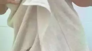 إباحية صريحة: فتاة عربية تثير ثدييها الضخمين وشفرات فرجها المشعرة