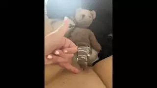 الفتاة البيضاء تُنكح مزدوجًا من فحول سعوديين في إباحية صريحة