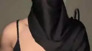 جلسة عادة سرية قاسية: فتاة مسلمة تداعب ثدييها الثقيلين