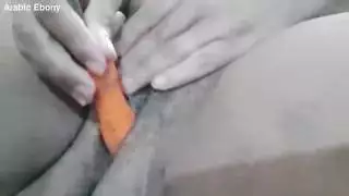 خيال استمناء ميكانيكي يضم فتاة عربية سمراء مثيرة