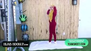 فاتنة عربية محجبة تُمدد وتُمارس معها الجنس حتى تصل لعدة هزات جماع