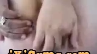 جلسة مداعبة ساخنة لامرأة عربية جذابة وتصوير مؤخرتها على الكاميرا