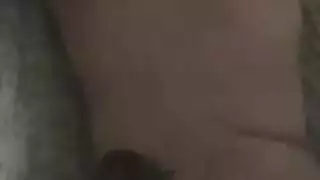 آسيوية ممتلئة ذات حلمات قاسية تمص وتتلقى سائلاً على وجهها