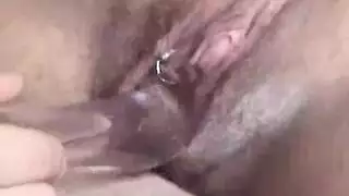 تبادل فموي صريح بين فتاتين مثليتين مثيرتين بالجوارب