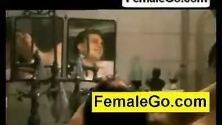 عاهرة صغيرة تتعرض مهبلها المثالي لنيك قوي وهي تئن على الإيقاع