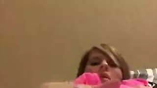 شيطانة ذات منحنيات تنتشر على نطاق واسع لمشهد جنس إباحي عنيف