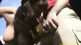 يسرق ملابس جارته