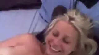 فتاة مثيرة تلعب بكسيها المبلل منتظرة القضيب الأسود الكبير