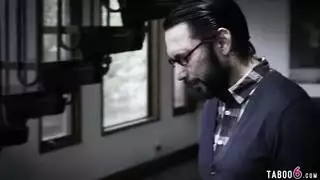 فتاة الجامعة تتحول إلى دمية جنسية مدفوعة الأجر لتغطية مصاريف سكنها