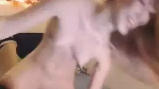 عارضة مثيرة تحب القضيب وسائل الأنثى