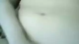 بدخل علي مراة اخوه ويلعب في كسها ويفشخها