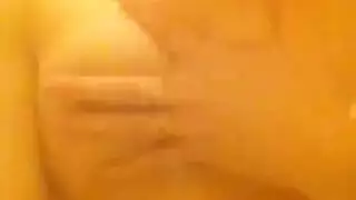 فتاة كبيرة الصدر تقفز بقوة على ديلدو موز
