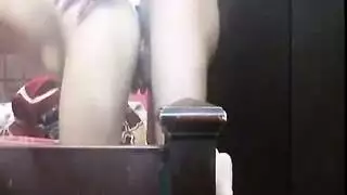 قضيب أسمر أحمر الرأس يقف منتصباً لفمٍ رطب