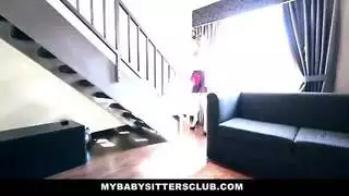 الثدي وجه الجلوس تنورة قصيرة