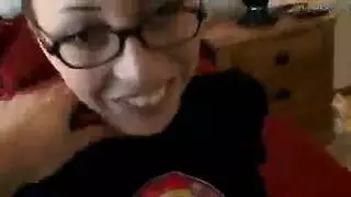 فتاتان مثيرتان مرتديتان جوارب طويلة تمارسان الجنس بعنف
