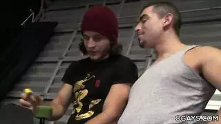 هذه الفتاة تتقن الجنس الشرجي بلذة جشعة