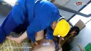 رجل خبير يجري فحصًا شرجيًا صريحًا لطالبات مراهقات