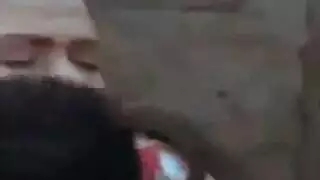 جنس صريح في الكوخ: لوسي تعصر أثدائها وتضرب بقوة