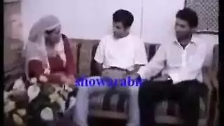 مص ثلاثي على قضيب رجل محظوظ صلب