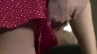 مهبل الشقراء المبلل يمسك بالقضيب بينما تبلغ النشوة من مداعبة الحلمات