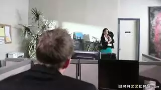 عاهرة المكتب: سكرتيرة جديدة تقوم بواجبها على المكتب بقسوة من زميلها