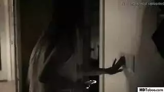 نيك صعب في المطبخ: الفاسقة تأخذ قضيب الأب الكبير