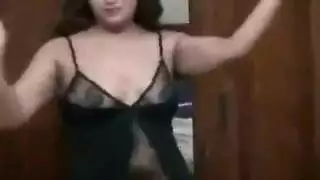 رقص عربي منفرد محمّس يتحول إلى تلاعب صريح بالأصابع