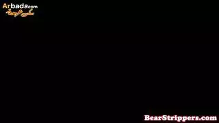 جنس جماعي قاسي: عدة بنات تركب قضيبًا سميكًا لشاب واحد