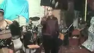 رقص شعبي إباحي: بنات ساخنات يهززن مؤخراتهن المغرية بقوة