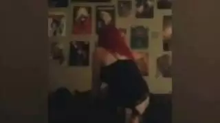 شرموطة حمراء الشعر في مشهد جنس شرجي صريح مع شريك أسود ولعبة