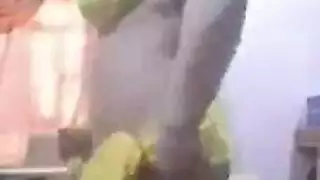 دمية جنسية مصرية ترقص ثم تمارس الجنس مع نفسها بلعبة